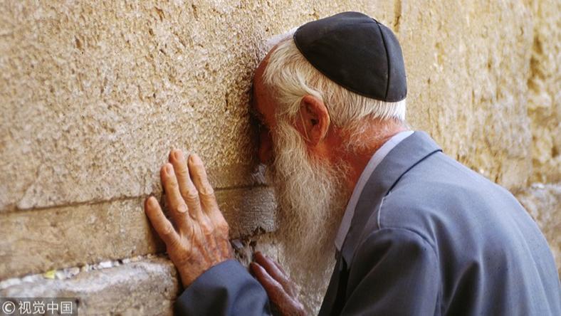 在死海边,我们发现了传统零售的“尸体”